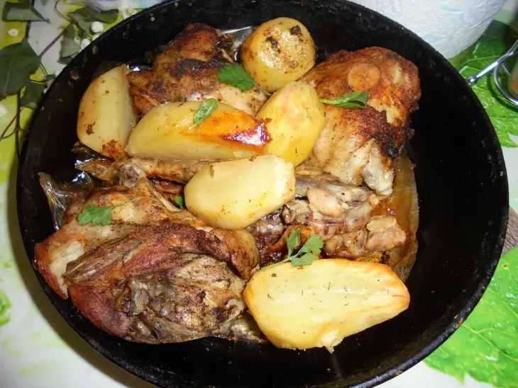 Запеченные куриные бедрышки с картофелем: шаг 5