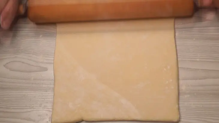 Закусочные слойки рулетики: шаг 3