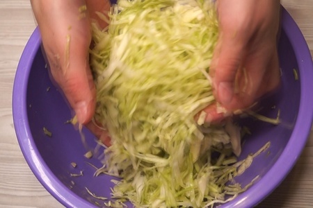 Очень вкусный салат капустный проще не бывает. рецепт просят все! : шаг 2
