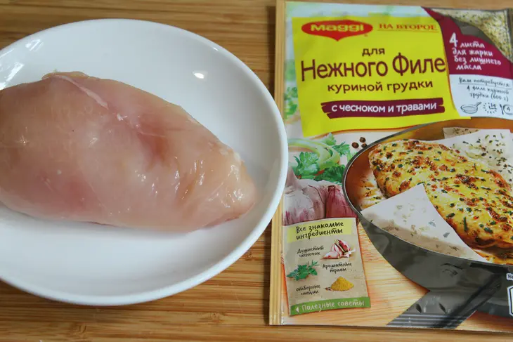"куриный клюквенный салат на кусочках яблока": шаг 1