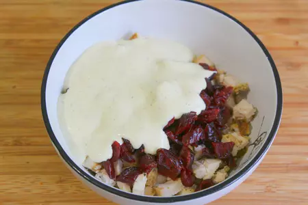 "куриный клюквенный салат на кусочках яблока": шаг 4