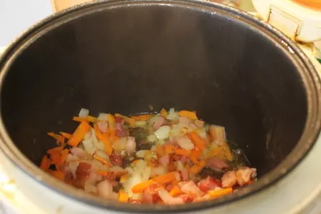 Тушеная капуста с копченой грудинокой в мультиварке: шаг 1