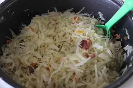 Тушеная капуста с копченой грудинокой в мультиварке: шаг 4