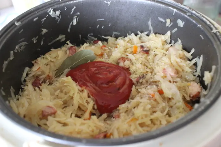 Тушеная капуста с копченой грудинокой в мультиварке: шаг 5