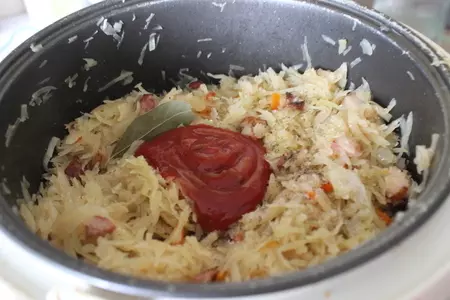 Тушеная капуста с копченой грудинокой в мультиварке: шаг 5