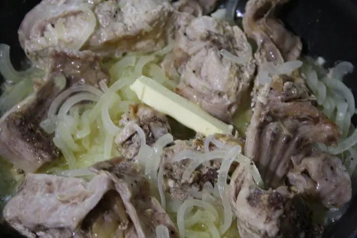Кролик по- деревенски с луком и сливочным маслом: шаг 3