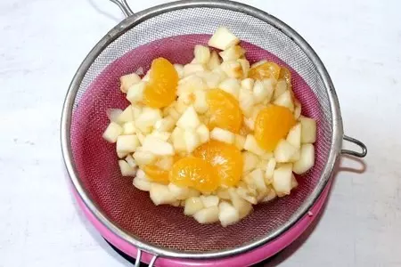 Сливочно-творожный рулет с фруктовой начинкой: шаг 10
