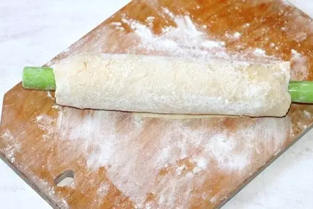 Сливочно-творожный рулет с фруктовой начинкой: шаг 13