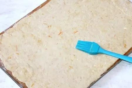 Сливочно-творожный рулет с фруктовой начинкой: шаг 14