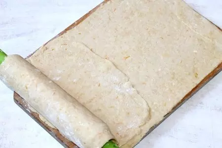 Сливочно-творожный рулет с фруктовой начинкой: шаг 15
