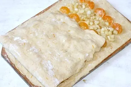 Сливочно-творожный рулет с фруктовой начинкой: шаг 17
