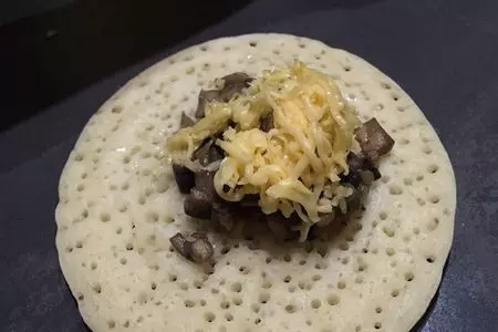 Треугольные блинчики с сыром и грибами: шаг 7