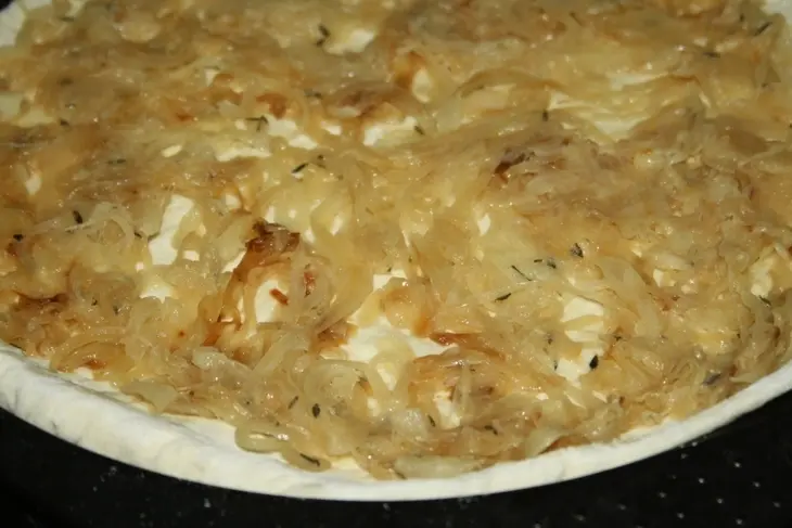 Французский луковый тарт писсаладьер (pissaladiere): шаг 11