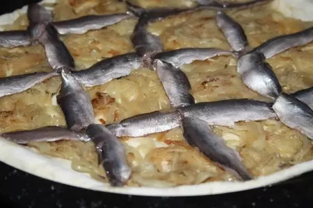 Французский луковый тарт писсаладьер (pissaladiere): шаг 12