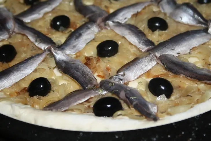Французский луковый тарт писсаладьер (pissaladiere): шаг 13