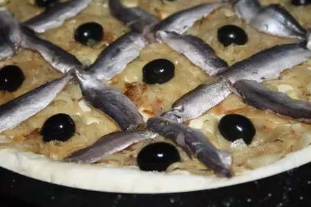 Французский луковый тарт писсаладьер (pissaladiere): шаг 13