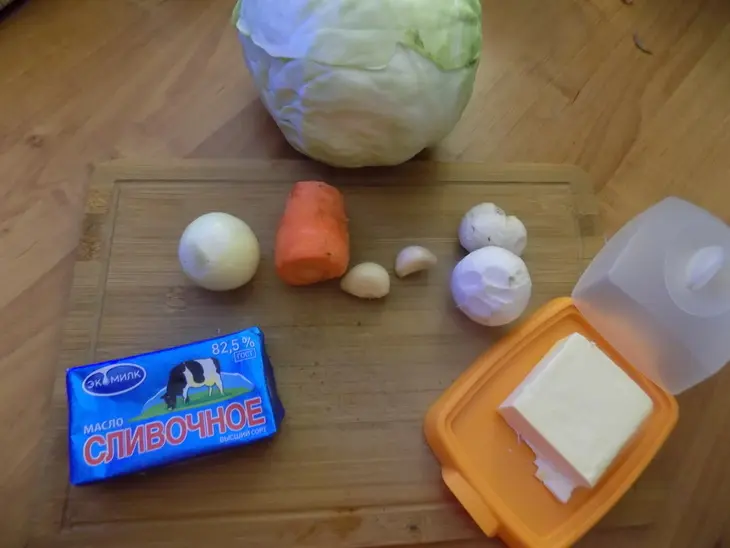 Капуста тушёная в сливочном масле и сметане.: шаг 1