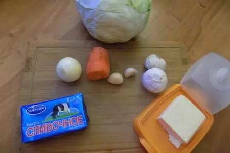 Капуста тушёная в сливочном масле и сметане.: шаг 1
