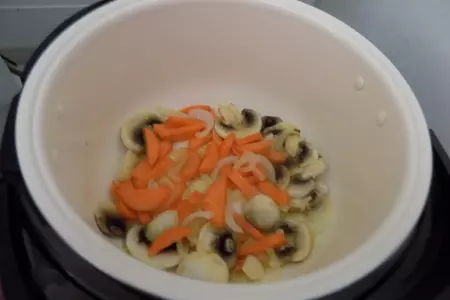 Капуста тушёная в сливочном масле и сметане.: шаг 4