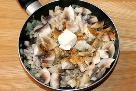 Калач "подкова" с грибами и курицей : шаг 9