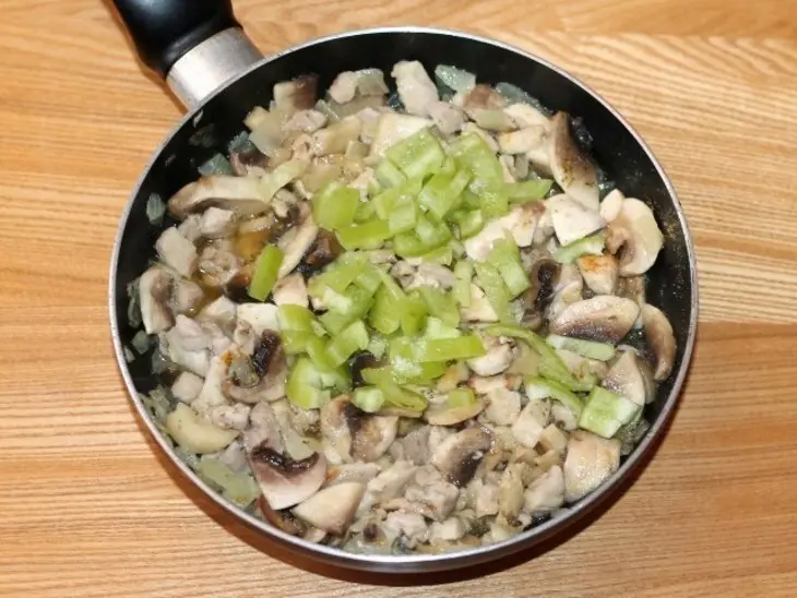 Калач "подкова" с грибами и курицей: шаг 10