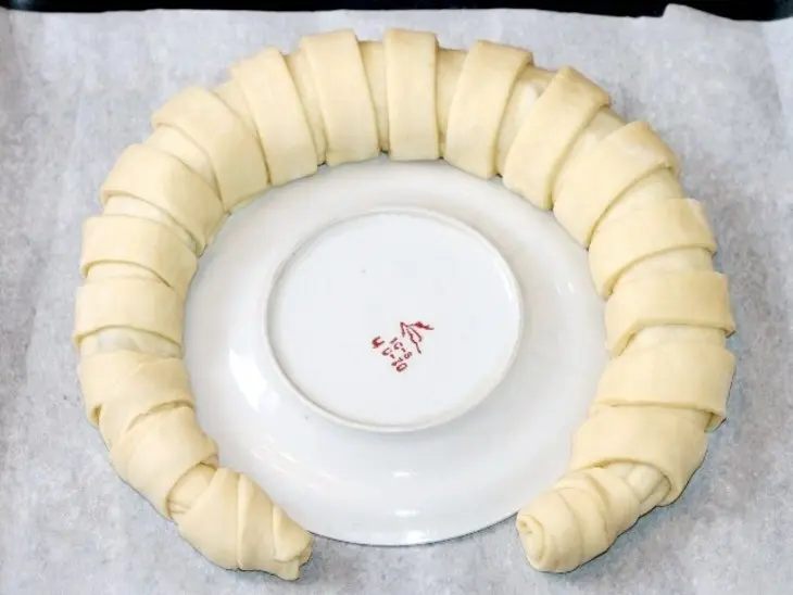 Калач "подкова" с грибами и курицей: шаг 14