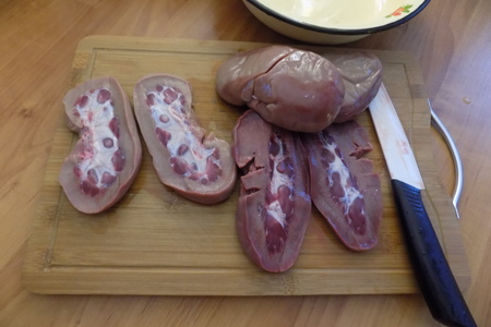Свиные почки в сливочном соусе.: шаг 1