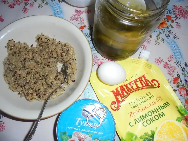 Салат с киноа и тунцом: шаг 1