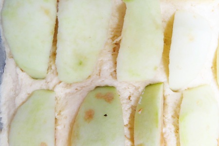 Творожный пирог с яблоками и кокосовой карамелью: шаг 6