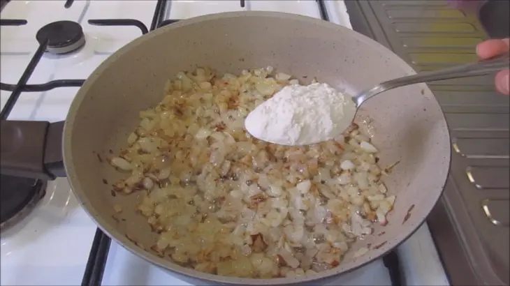 Луковый хлеб в духовке: шаг 1