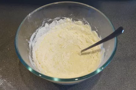 Закрытая ватрушка с творогом и персиками: шаг 5