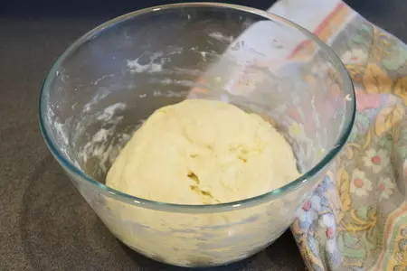 Закрытая ватрушка с творогом и персиками: шаг 7