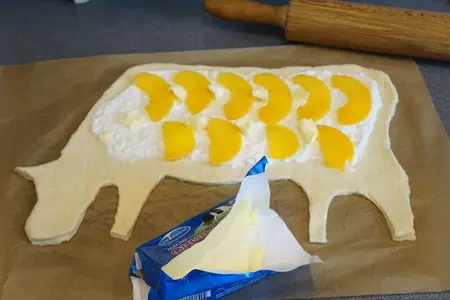 Закрытая ватрушка с творогом и персиками: шаг 10