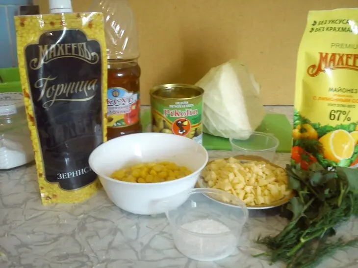 Салат с капустой, кукурузой и сыром: шаг 1