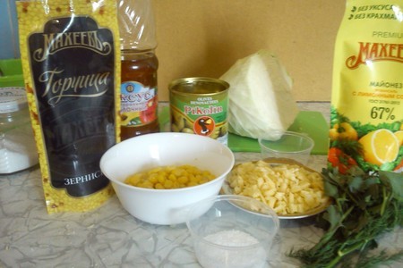 Салат с капустой, кукурузой и сыром: шаг 1