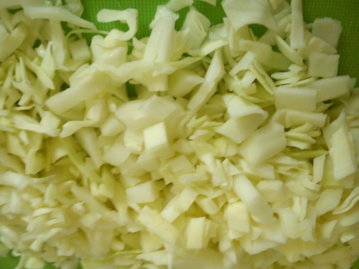 Салат с капустой, кукурузой и сыром: шаг 2