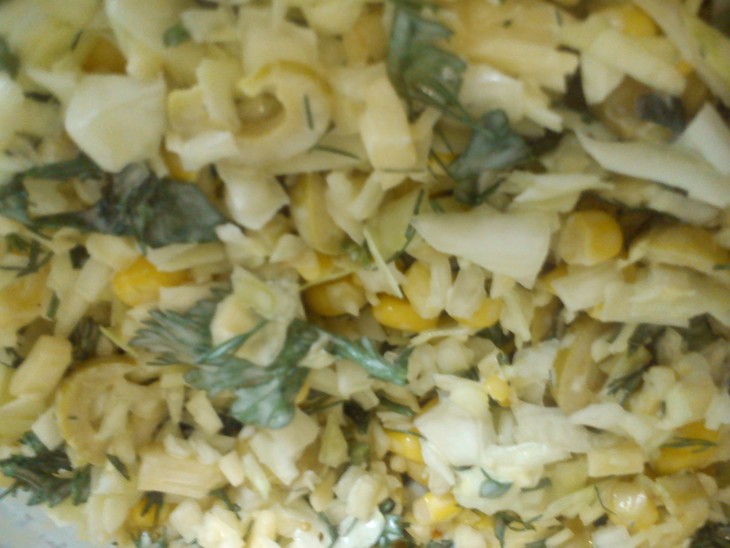 Салат с капустой, кукурузой и сыром: шаг 5