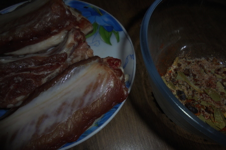 Запеченные свиные ребрышки с томатно-сливочным соусом и салатом из краснокочанной капусты с топинамбуром: шаг 1