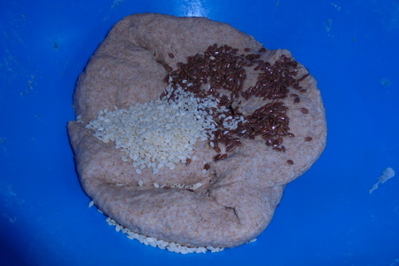 Цельнозерновой хлеб с семенами льна и кунжутом: шаг 5