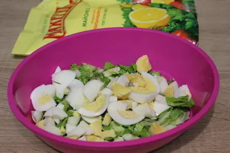 Салат из пекинской капусты с сыром и кукурузой: шаг 1