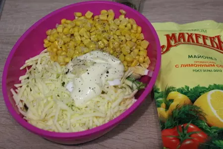Салат из пекинской капусты с сыром и кукурузой: шаг 3