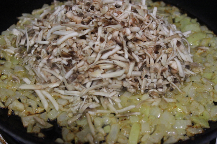 Куриные грудки в чесночном маринаде под сырно - грибной шубкой: шаг 3
