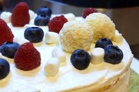 Торт молочная девочка со свежими ягодами и йогуртовым кремом.: шаг 9
