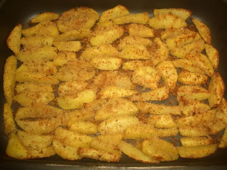 Запеченный картофель в сухарях: шаг 1