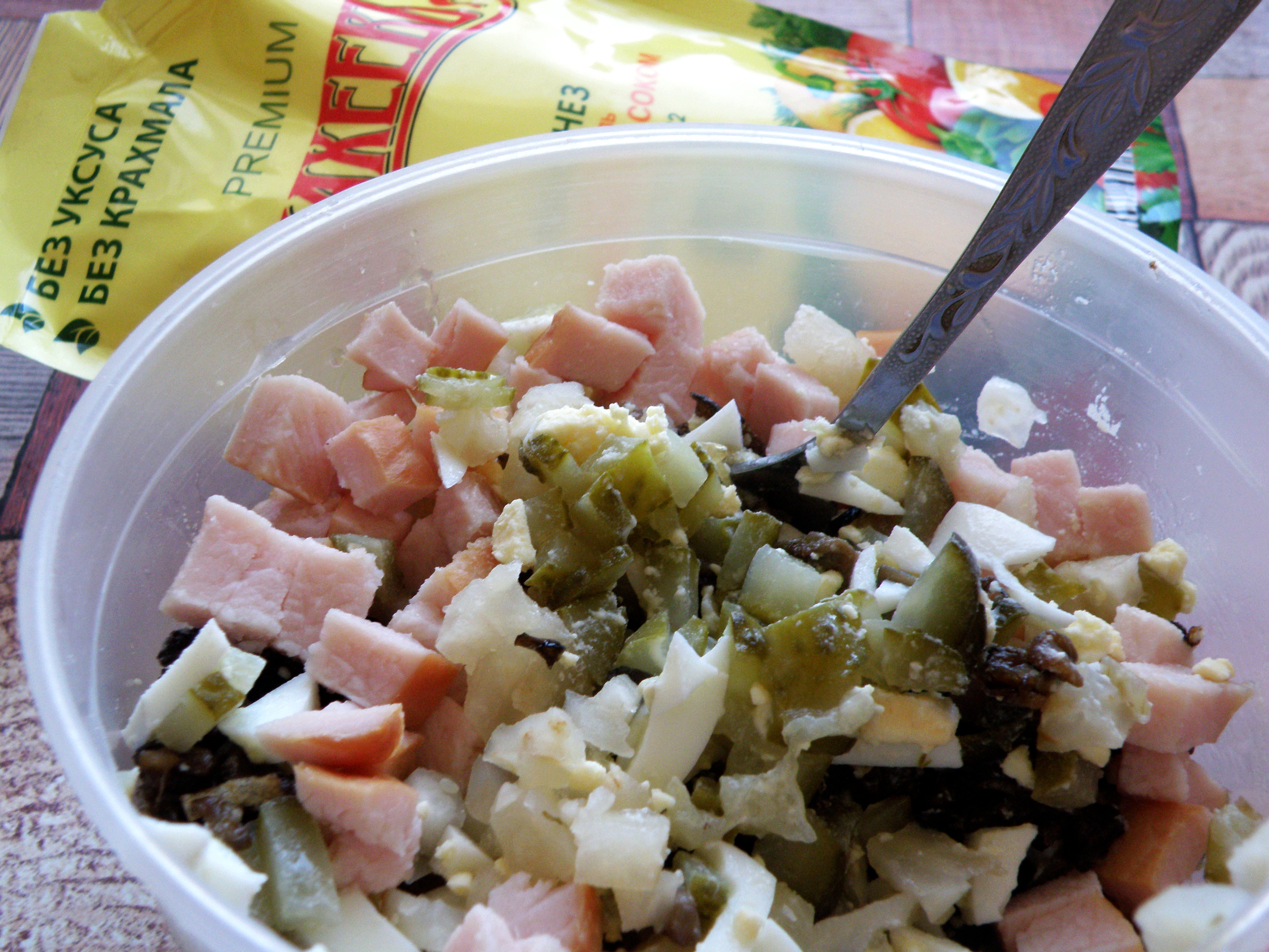 Салат с ветчиной из индейки. Сыр панский. Салат. Салат шанхай с курицей. Салат по пански.