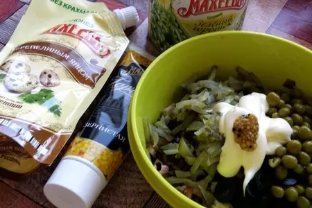 Салат-коктейль с ветчиной, грибами и горошком: шаг 3