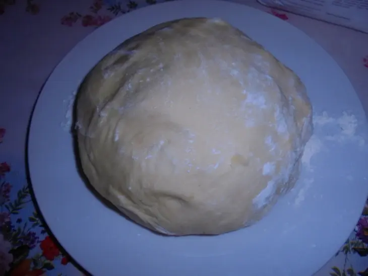 Ватрушка с козьим творогом и черникой: шаг 1