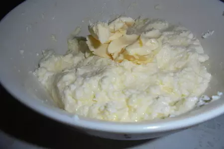Ватрушка с козьим творогом и черникой: шаг 3