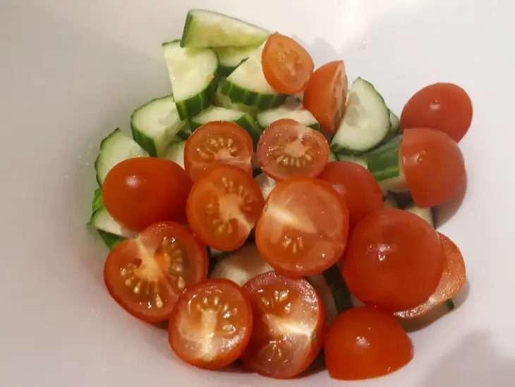 Овощной салат с сыром и чесноком: шаг 1