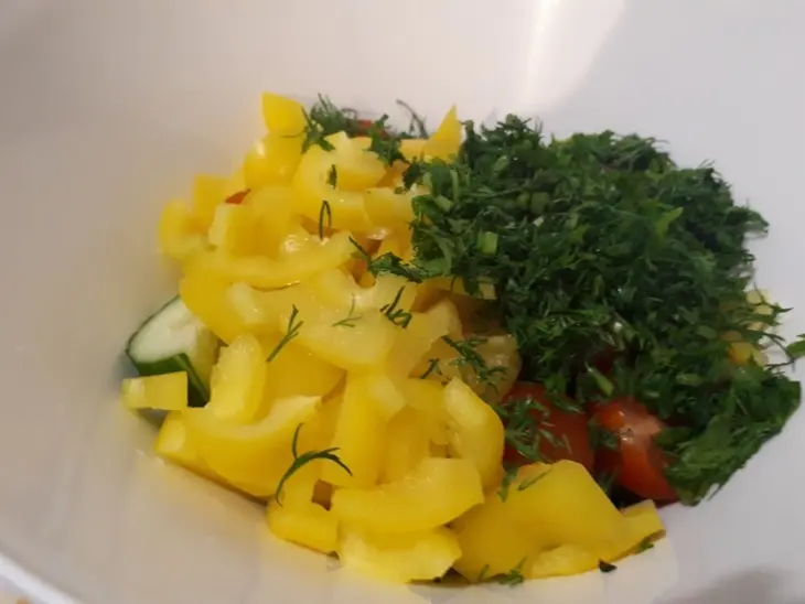 Овощной салат с сыром и чесноком: шаг 2